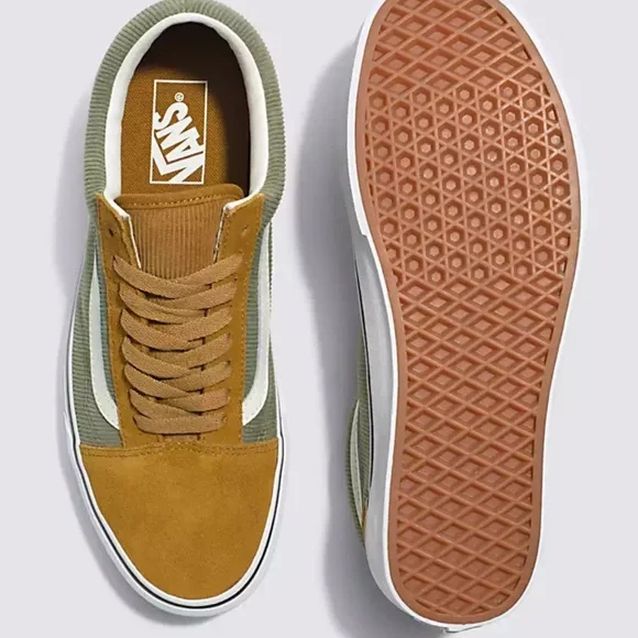 Vans Men’s Old Skool
Mini Cord Green/Brown
VN000ZNIT20A
Sneakers

Corduroy Shoe - Picture 3 of 16